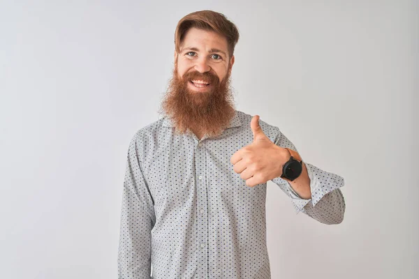 Jovem Irlandês Ruivo Vestindo Camisa Casual Sobre Fundo Branco Isolado — Fotografia de Stock