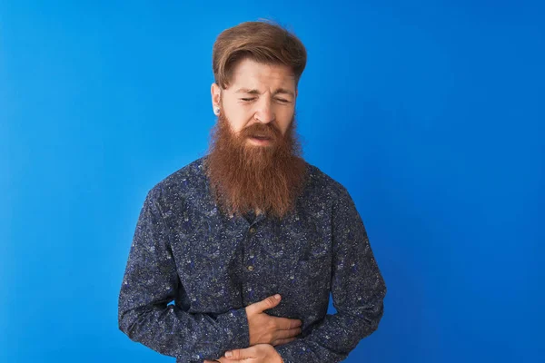 Jonge Redhead Ierse Man Dragen Floral Zomer Shirt Staande Geïsoleerde — Stockfoto