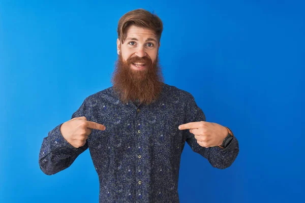 Jovem Irlandês Ruivo Vestindo Camisa Verão Floral Sobre Fundo Azul — Fotografia de Stock