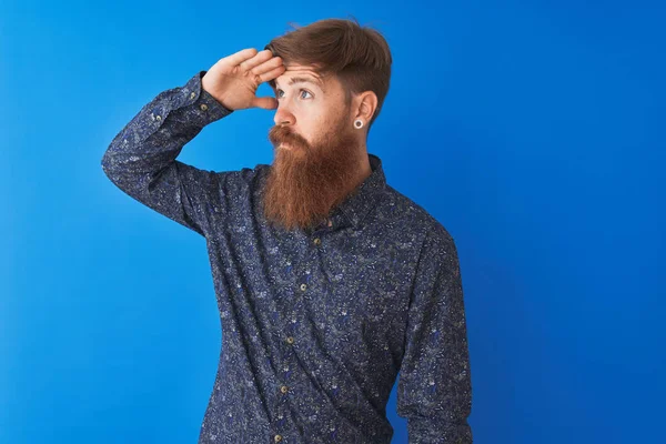 Joven Pelirrojo Irlandés Con Camisa Verano Floral Pie Sobre Fondo —  Fotos de Stock