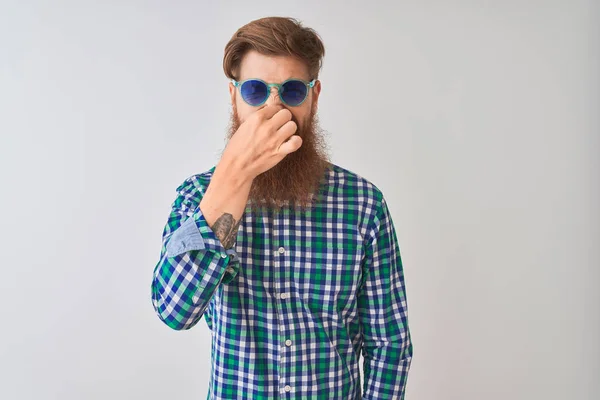 Joven Pelirrojo Irlandés Con Camisa Casual Gafas Sol Sobre Fondo —  Fotos de Stock