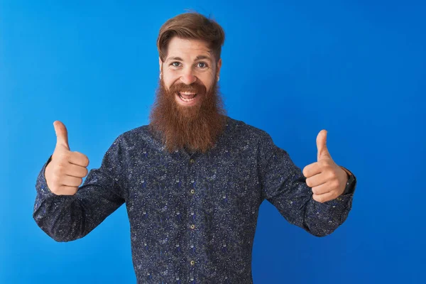 Jovem Irlandês Ruivo Vestindo Camisa Verão Floral Sobre Isolado Sinal — Fotografia de Stock