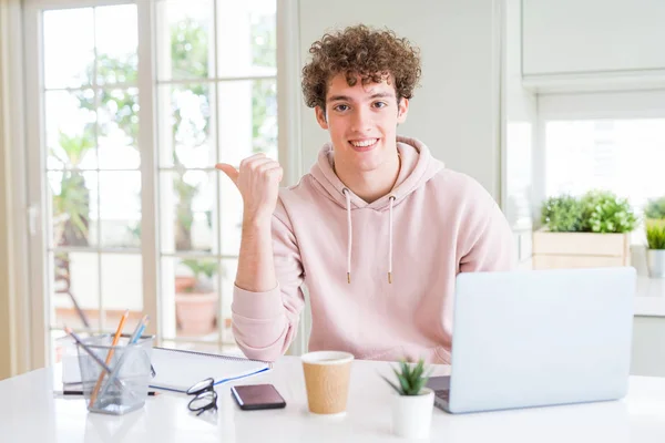 Jovem Estudante Trabalhando Estudando Usando Laptop Computador Apontando Mostrando Com — Fotografia de Stock