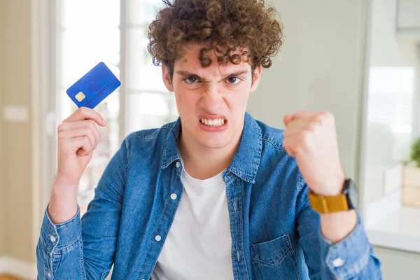 Joven Sosteniendo Tarjeta Crédito Molesto Frustrado Gritando Con Ira Loco — Foto de Stock