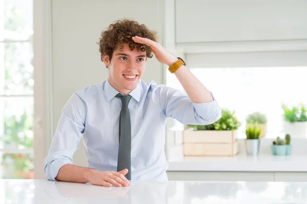 Homem Negócios Jovem Vestindo Uma Gravata Muito Feliz Sorrindo Olhando — Fotografia de Stock