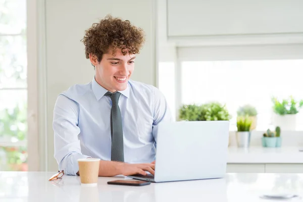 Молодий Бізнесмен Працює Комп Ютерним Ноутбуком Офісі Щасливим Обличчям Стоїть — стокове фото