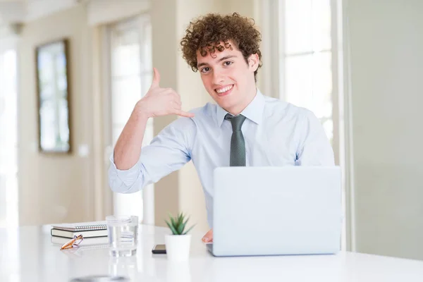 在办公室工作的年轻商人微笑着用手和手指做电话手势 就像在打电话一样 沟通概念 — 图库照片