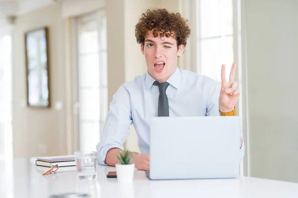 Joven Hombre Negocios Que Trabaja Con Ordenador Portátil Oficina Sonriendo — Foto de Stock