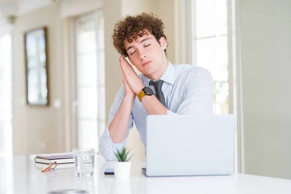 オフィスでコンピュータのノートパソコンで働く若いビジネスマンは 目を閉じて微笑みながら 夢を見て 手をつないで寝ている — ストック写真