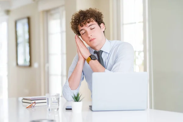 Jeune Homme Affaires Travaillant Avec Ordinateur Portable Bureau Endormi Fatigué — Photo