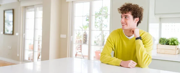 Groothoek Schot Van Jonge Knappe Man Thuis Zoek Weg Naar — Stockfoto