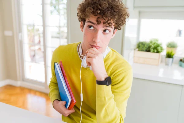 Jeune Homme Étudiant Portant Des Écouteurs Tenant Des Carnets Sérieux — Photo