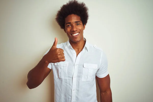 Afroamerikansk Man Med Afro Hår Klädd Skjorta Stående Över Isolerad — Stockfoto