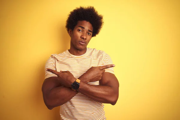 Homem Americano Com Cabelo Afro Vestindo Shirt Listrada Sobre Fundo — Fotografia de Stock