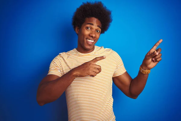 Homem Americano Com Cabelo Afro Vestindo Camiseta Amarela Listrada Sobre — Fotografia de Stock