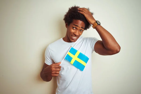 Młody Afro Amerykański Mężczyzna Trzyma Szwecji Szwedzki Flaga Stoi Białym — Zdjęcie stockowe