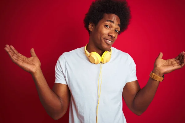 Giovane Uomo Afroamericano Che Ascolta Musica Utilizzando Cuffie Sfondo Rosso — Foto Stock