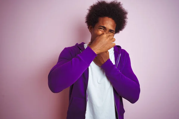 Jovem Afro Americano Vestindo Camisola Roxa Sobre Fundo Rosa Isolado — Fotografia de Stock