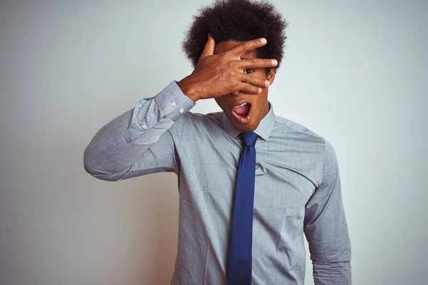 Hombre Negocios Americano Con Pelo Afro Vistiendo Camisa Corbata Sobre —  Fotos de Stock