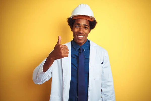 Afro Americano Engenheiro Homem Vestindo Casaco Branco Capacete Sobre Fundo — Fotografia de Stock