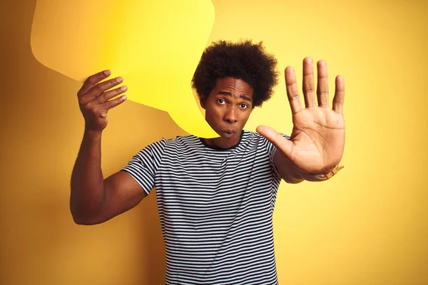 Jeune Homme Afro Américain Tenant Bulle Discours Debout Sur Fond — Photo