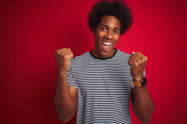 Junger Amerikanischer Mann Mit Afrohaaren Marinestreifem Shirt Vor Isoliertem Roten — Stockfoto