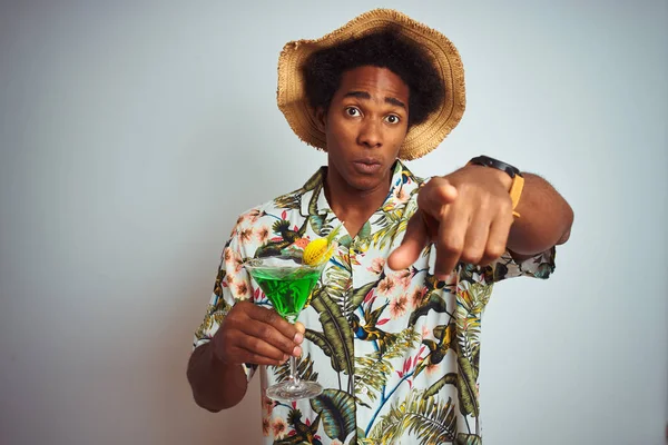 Afro Homem Feriados Usando Chapéu Verão Beber Coquetel Sobre Fundo — Fotografia de Stock
