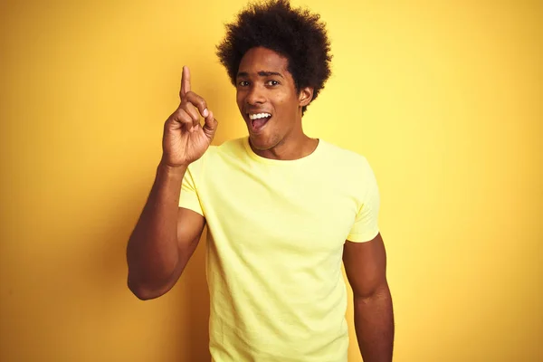 Afroamerikansk Man Med Afro Hår Bär Shirt Stående Över Isolerad — Stockfoto