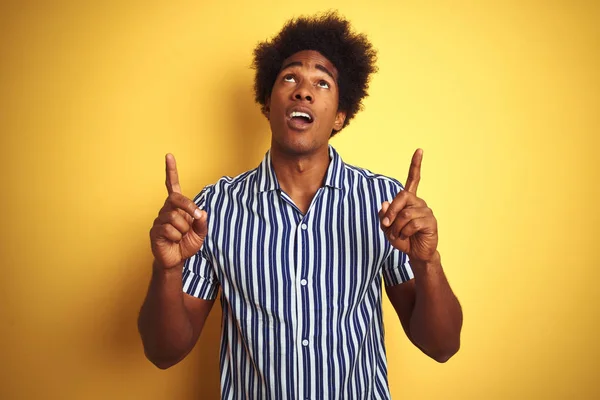 Amerykański Człowiek Afro Włosów Ubrany Paski Koszula Stoi Białym Tle — Zdjęcie stockowe