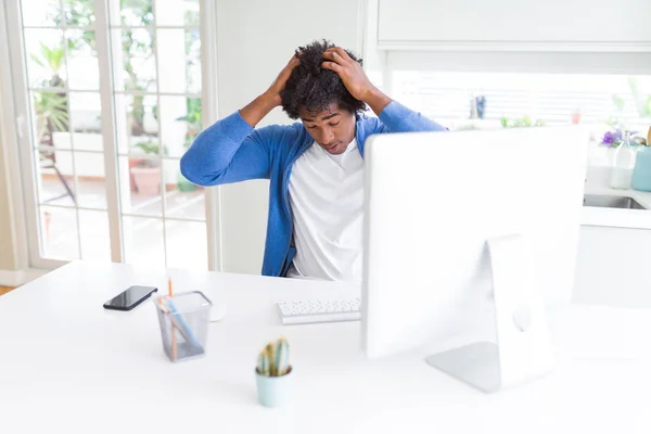 Homem Afro Americano Trabalhando Usando Computador Sofrendo Dor Cabeça Desesperada — Fotografia de Stock