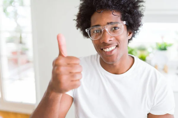 Hombre Afroamericano Con Gafas Haciendo Gesto Feliz Con Mano Aprobación —  Fotos de Stock