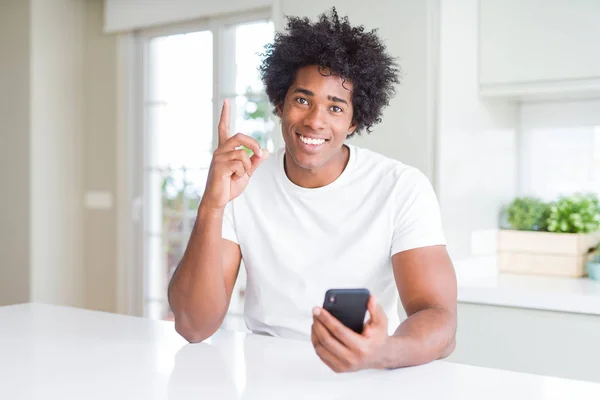 Afroamerický Muž Používající Smartphone Překvapenej Myšlenkou Nebo Otázkou Ukazujícími Prst — Stock fotografie