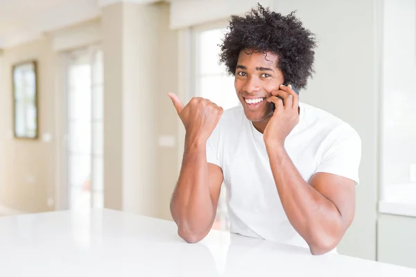 Africká Americká Obchodní Muž Mluvil Telefonu Polohovací Zobrazení Palcem Stranu — Stock fotografie