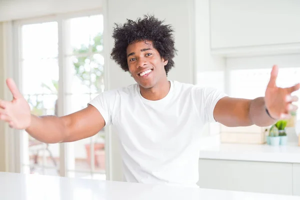 Jeune Homme Afro Américain Portant Shirt Blanc Décontracté Assis Maison — Photo