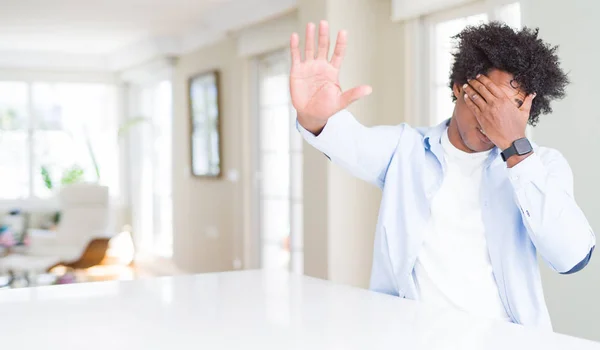 African American Man Thuis Bedekt Ogen Met Handen Doen Stop — Stockfoto