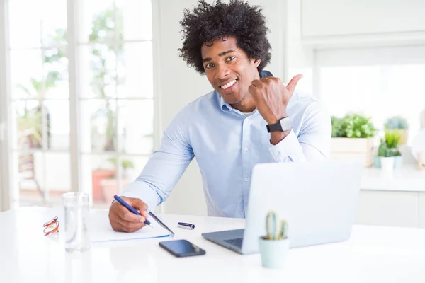 African American Business Man Werken Schrijven Notebook Aanwijzen Tonen Met — Stockfoto