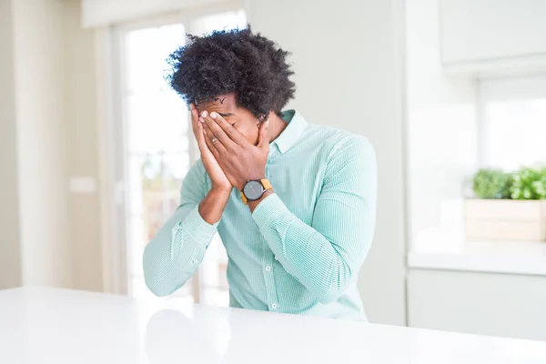 Hombre Negocios Afroamericano Con Camisa Elegante Con Expresión Triste Cubriendo —  Fotos de Stock