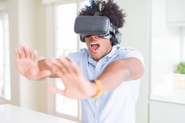 African amaerican man having fun playing with virtual reality gl — Stock Photo, Image