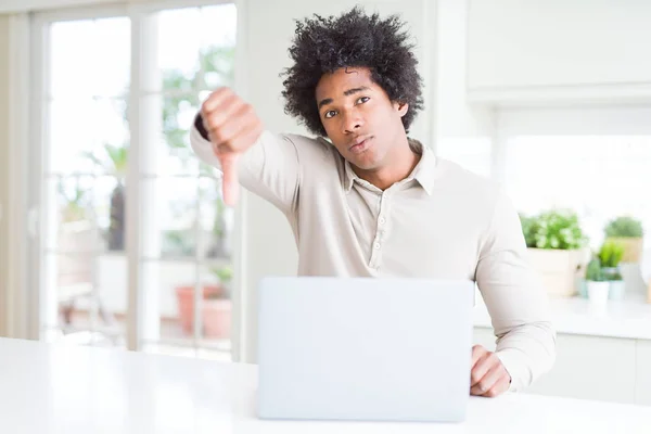 African American Man Werken Met Behulp Van Laptop Met Boos — Stockfoto