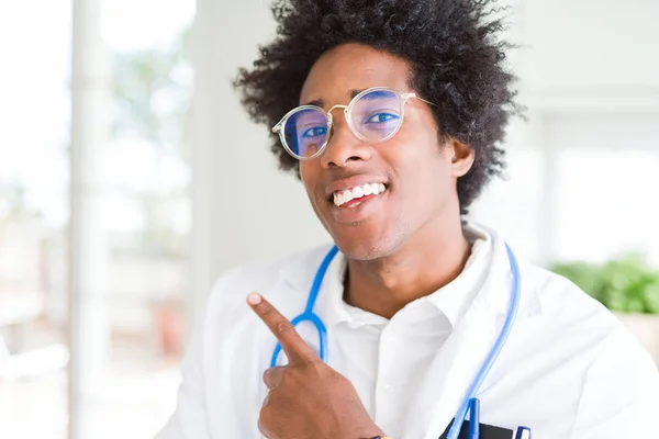 Médico Afroamericano Con Gafas Clínica Alegre Con Una Sonrisa Cara — Foto de Stock