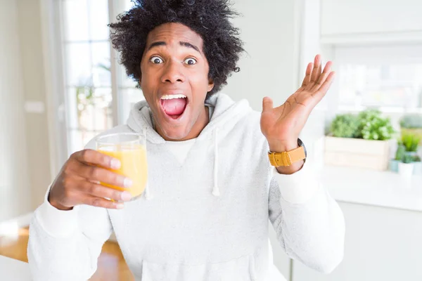 Uomo Afroamericano Che Tiene Beve Bicchiere Succo Arancia Molto Felice — Foto Stock