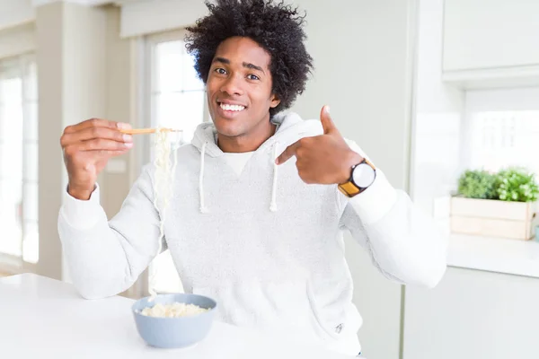 Hombre Afroamericano Comiendo Fideos Asiáticos Usando Palillos Casa Con Cara — Foto de Stock