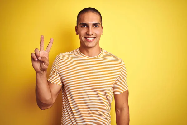 Homem Bonito Jovem Vestindo Camiseta Listrada Sobre Fundo Isolado Amarelo — Fotografia de Stock