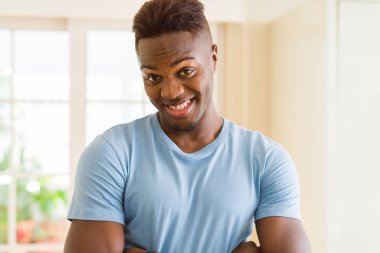 Gülümseyen yüzünde kocaman bir gülümseme ile neşeli Afrika yakışıklı genç