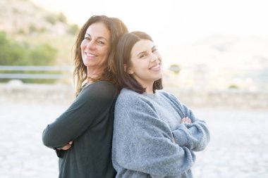 Anne ve Daugther güzel aile neşeli, iki ha gülümseyen
