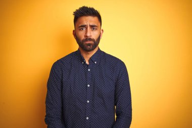 Genç yakışıklı Hint işadamı gömlek giyiyor izole sarı arka plan depresif ve kaygı için endişe, ağlayan öfkeli ve korkuyor. Üzücü ifade.
