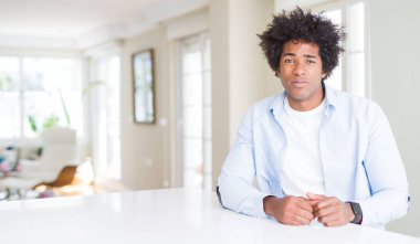 Evde Afrikalı Amerikalı adam depresyona ve sıkıntı için endişe, ağlayan öfkeli ve korkuyor. Üzücü ifade.