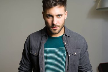 Yakışıklı delikanlı possing ve modelleme gri izole backg üzerinde