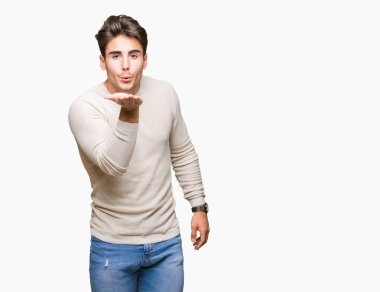 Yakışıklı delikanlı bir öpücük el ile güzel ve seksi olmak hava üfleme kamera bakarak izole arka plan üzerinde. Aşk ifade.