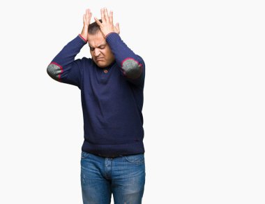 Orta yaş Arap adam çünkü umutsuz ve stresli baş ağrısı acı izole arka plan üzerinde ağrı ve migren. Ellerini kafasına.